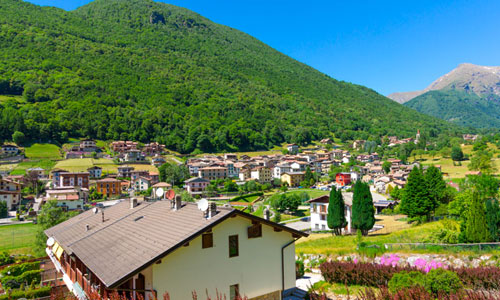 GREEN LAND è la soluzione pensata per le comunità locali (piccoli comuni singoli o associati, MPMI/PMI, cittadini residenti in unità abitative singole o piccoli condomini ecc.) che vogliono realizzare un impianto FER per la produzione e l’autoconsumo e la vendita dell’energia rinnovabile attraverso una Comunità Energetica Rinnovabile (CER)